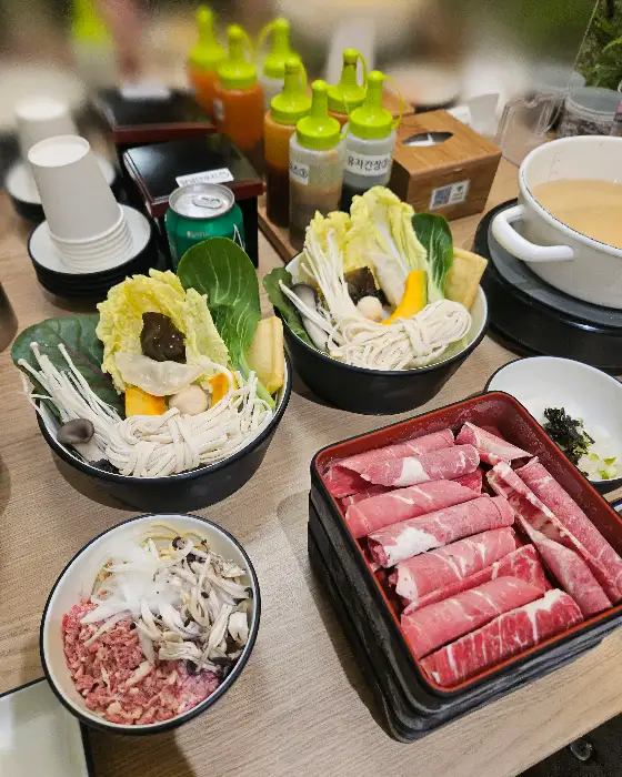 다양한 채소와 고기가 담긴 1인 샤브샤브
