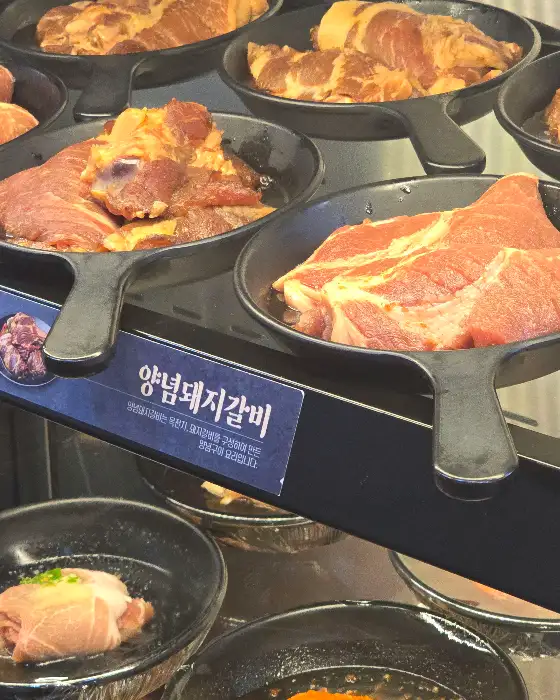 진열된 다양한 양념 고기