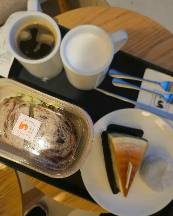 커피와 함께 나온 소금빵