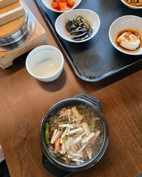 다양한 반찬과 함께 나온 식사 메뉴