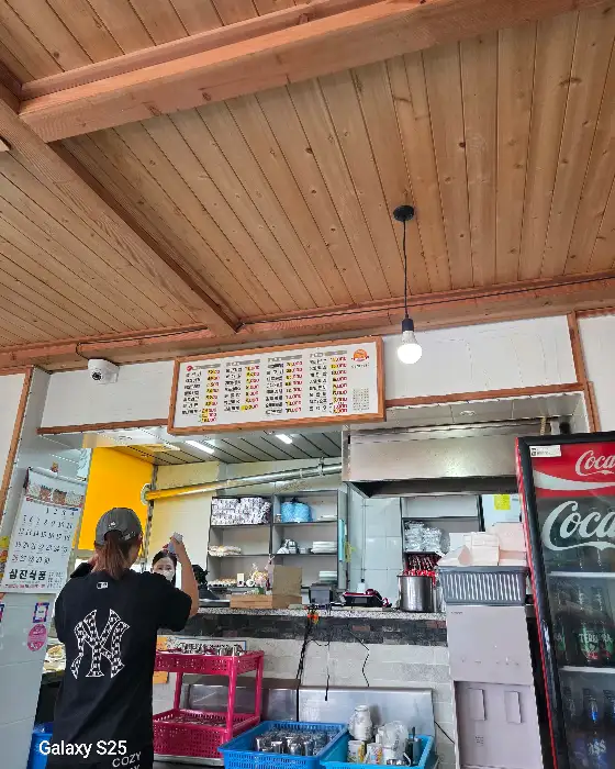 매장 안에서 직원이 메뉴판을 보고 있는 모습