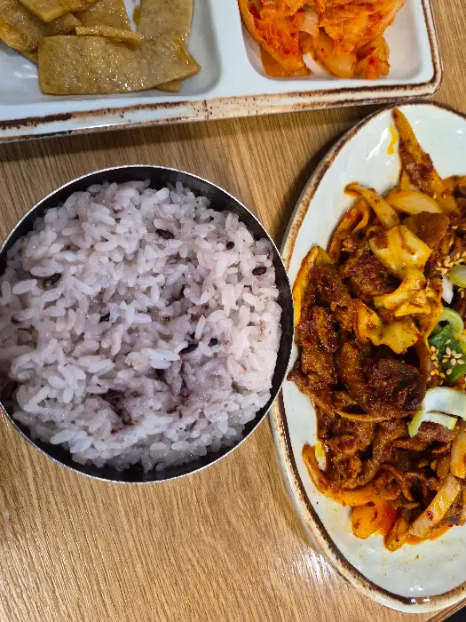 흰쌀밥 위에 얹은 제육볶음