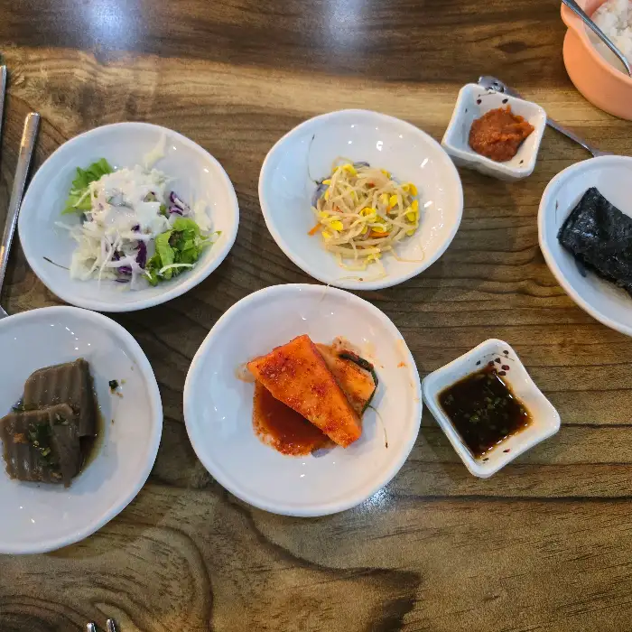 다양하고 신선한 쌈 채소와 밑반찬
