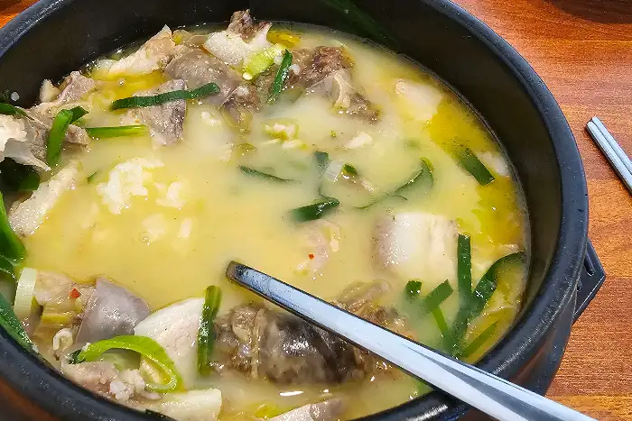 김이 모락모락 나는 진한 국물의 국밥