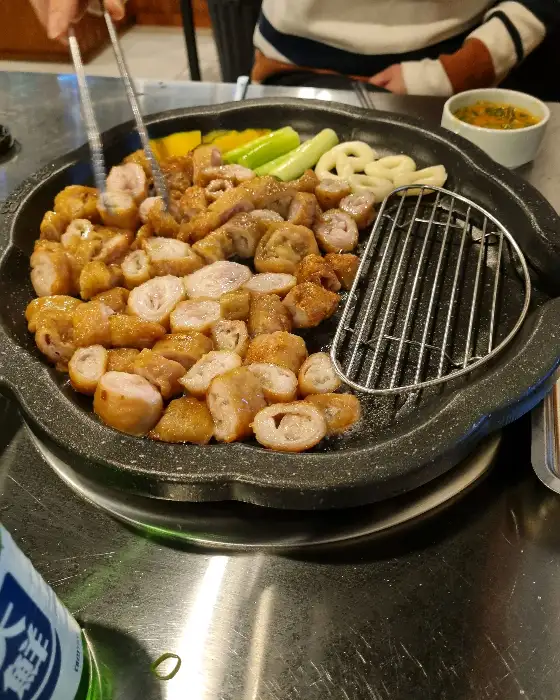 막창과 곁들임 재료들이 올려진 불판
