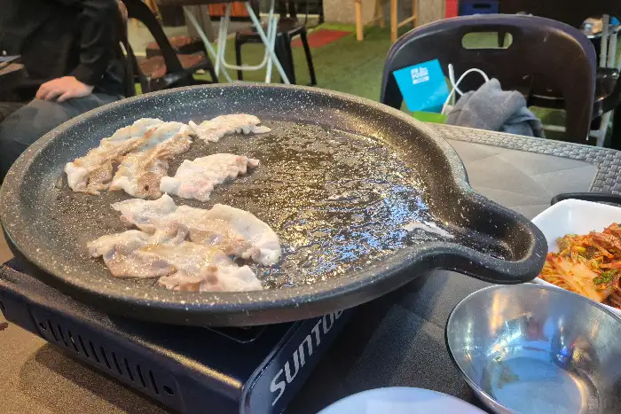 다양한 밑반찬이 가지런히 놓인 테이블