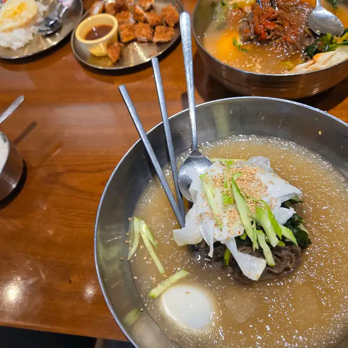 탱탱한 면발의 물냉면