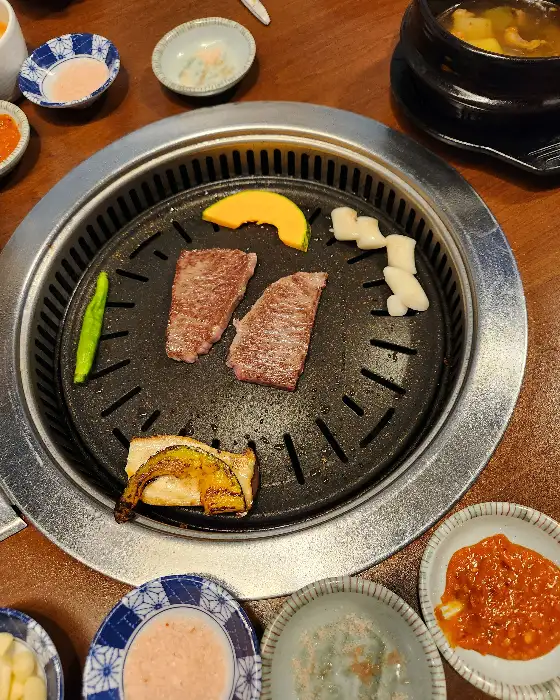 그릴 위에 올라가 있는 두툼한 소고기 조각들