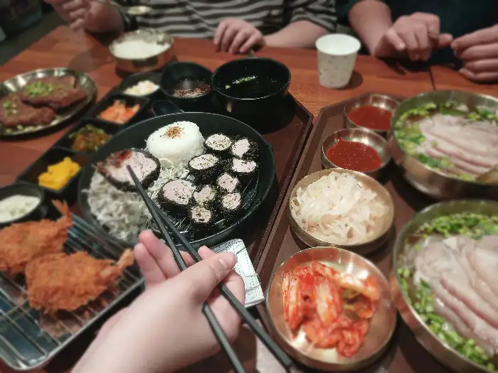 다양한 메뉴가 차려진 테이블
