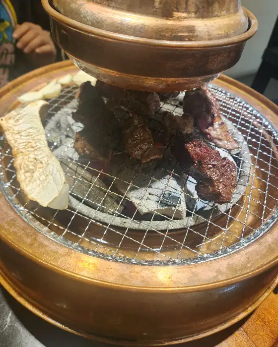 화로 위에서 구워지는 고기