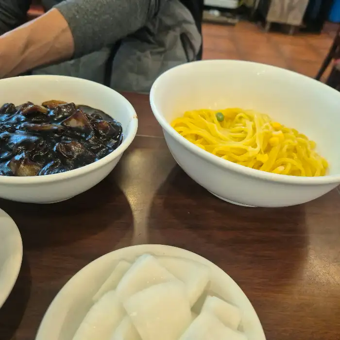 짜장면과 곁들임 반찬