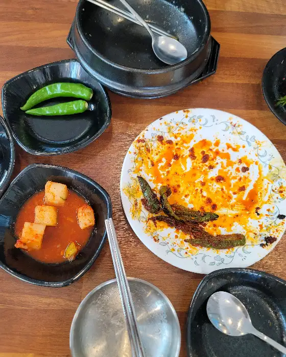 빈 접시 위에 놓인 젓가락과 숟가락