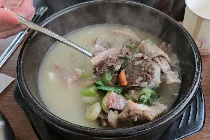 숟가락으로 순대국을 뜨는 모습