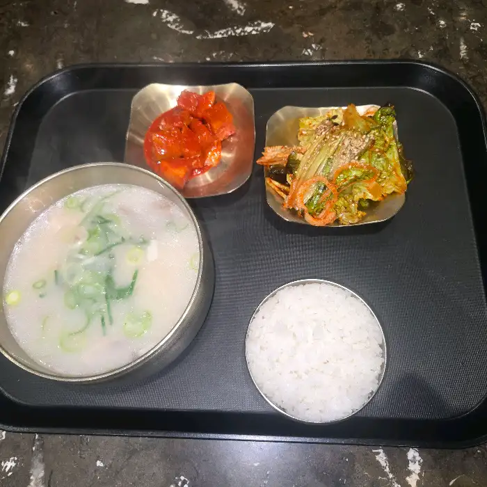 설렁탕, 깍두기, 상추 겉절이, 밥까지 완벽한 구성