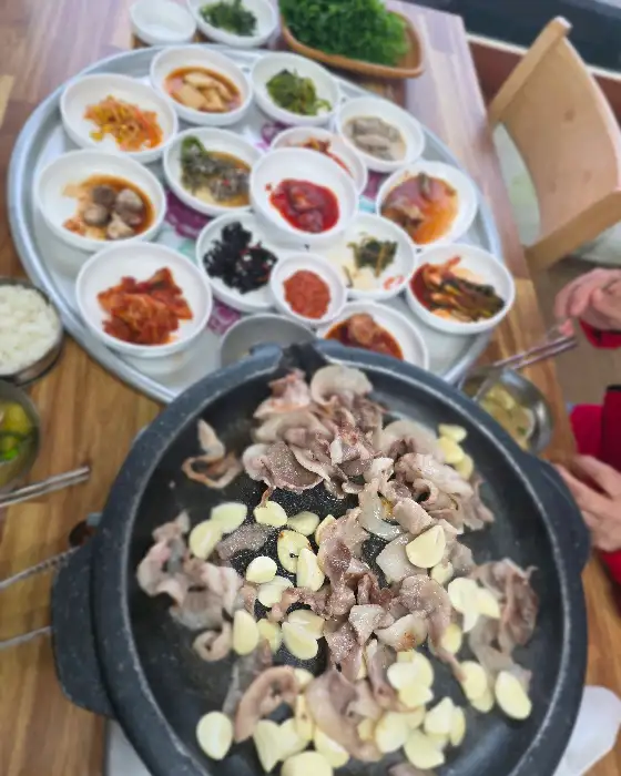 넓은 테이블 위에 가득한 음식