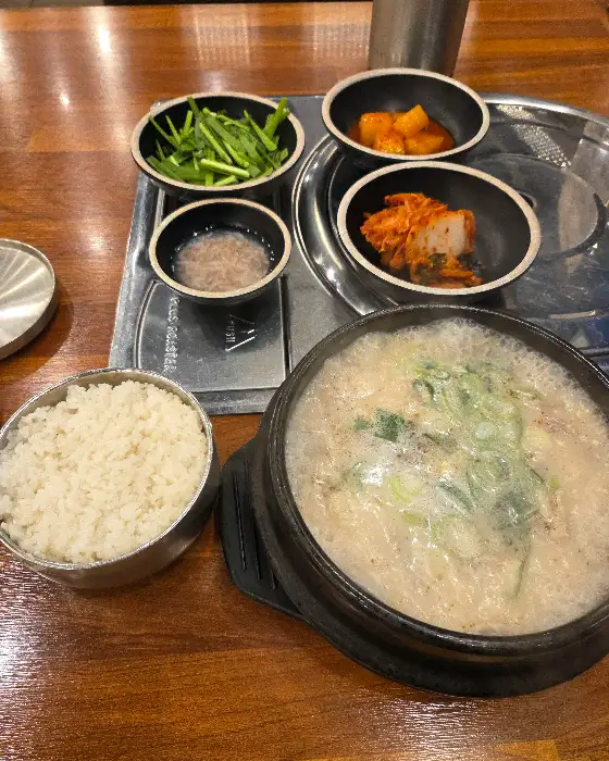 하얀 국물의 항정수육국밥과 밥 한 공기