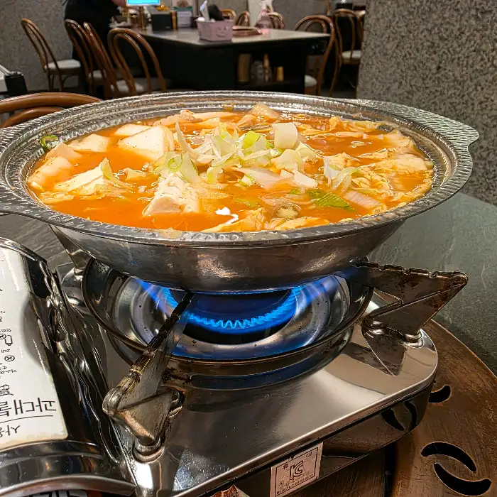 태산1970 구워진 고기와 찌개