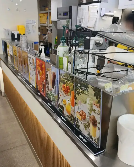 카페 내부 카운터 모습