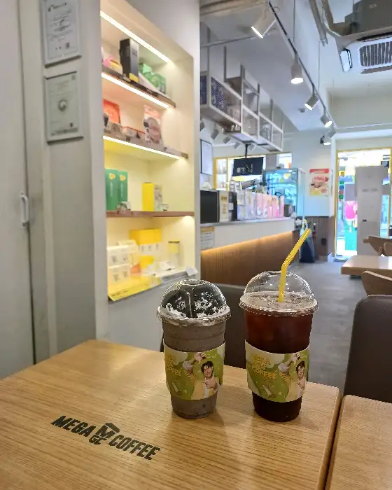 테이블 위에 놓인 두 잔의 커피