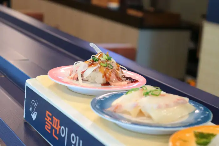 건대 블루레일 회전초밥 레일 위를 지나가는 초밥