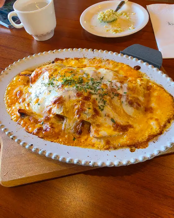 리코타 치즈와 과일이 올라간 샐러드