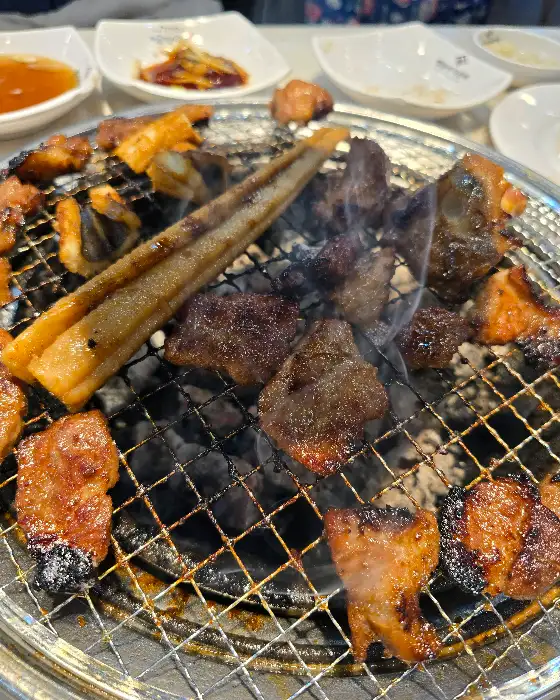 숯불 위에서 익어가는 고기