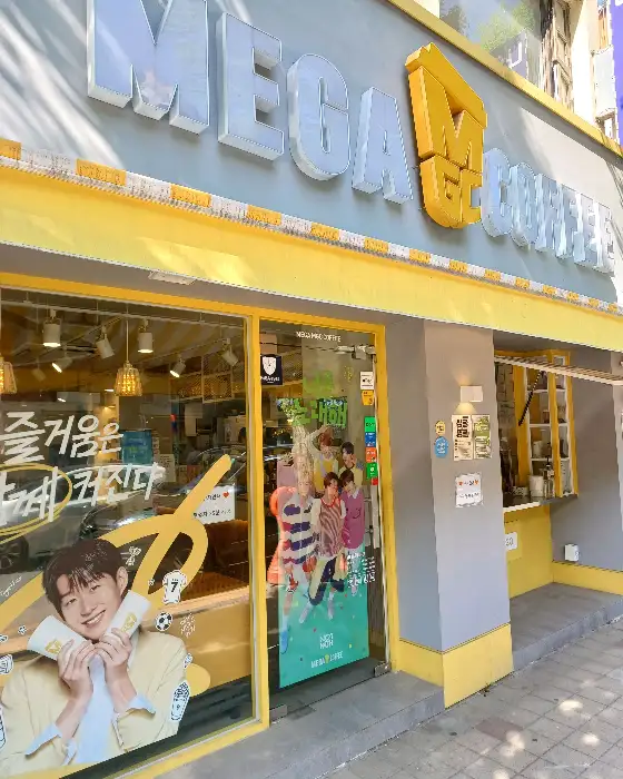메가커피 영월점 간판 및 출입문 모습