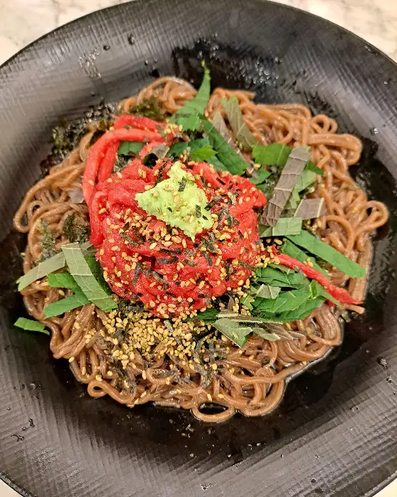 푸짐하게 담긴 육회 막국수
