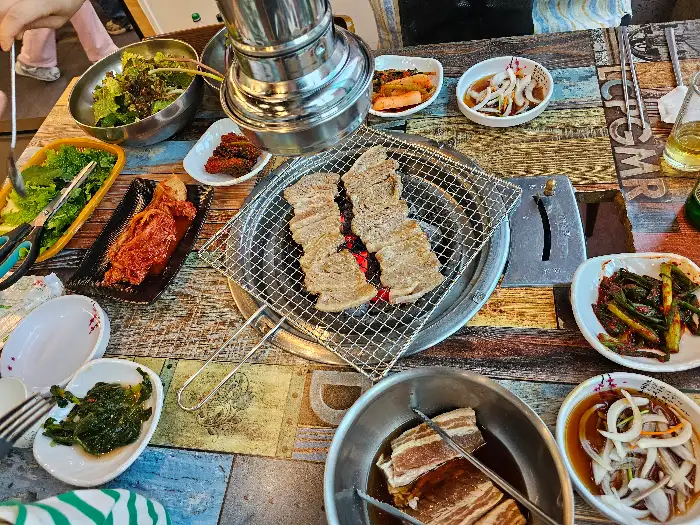 다양한 반찬과 함께 차려진 식탁