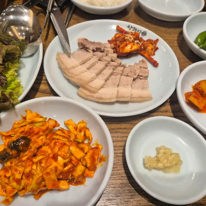수육과 곁들임 반찬