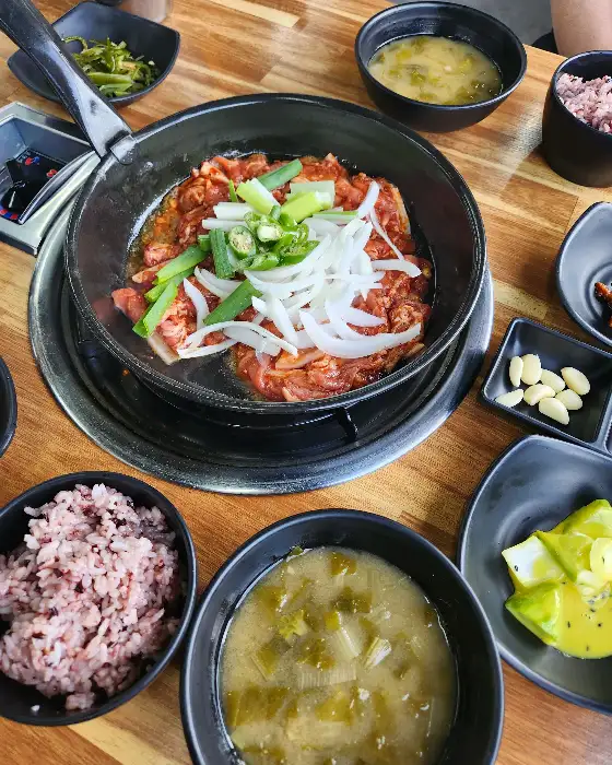 뜨겁게 볶아지고 있는 두루치기