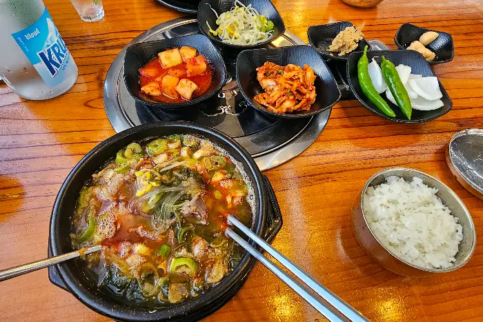 소고기 국밥과 곁들임 반찬
