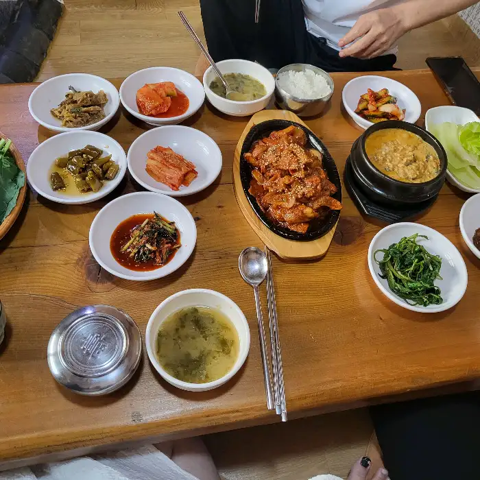 산청 우렁쌈밥의 푸짐한 한 상 차림
