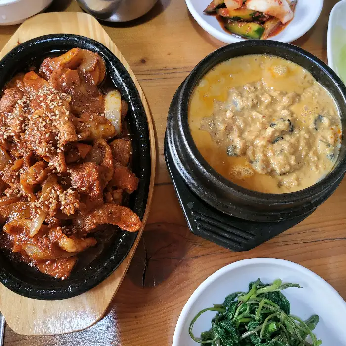 산청 우렁쌈밥의 우렁 된장과 제육볶음