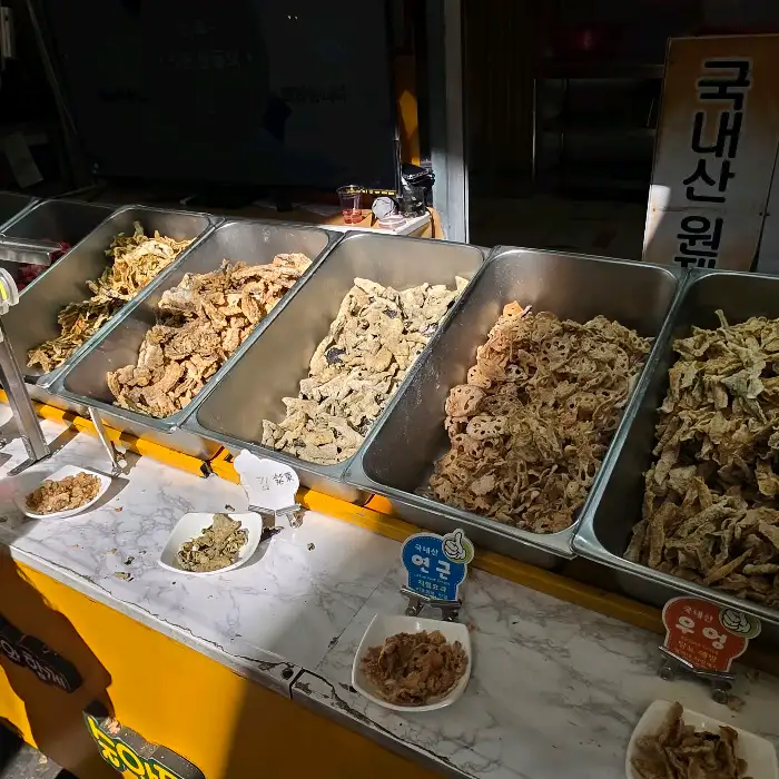 다양한 부각이 진열된 모습