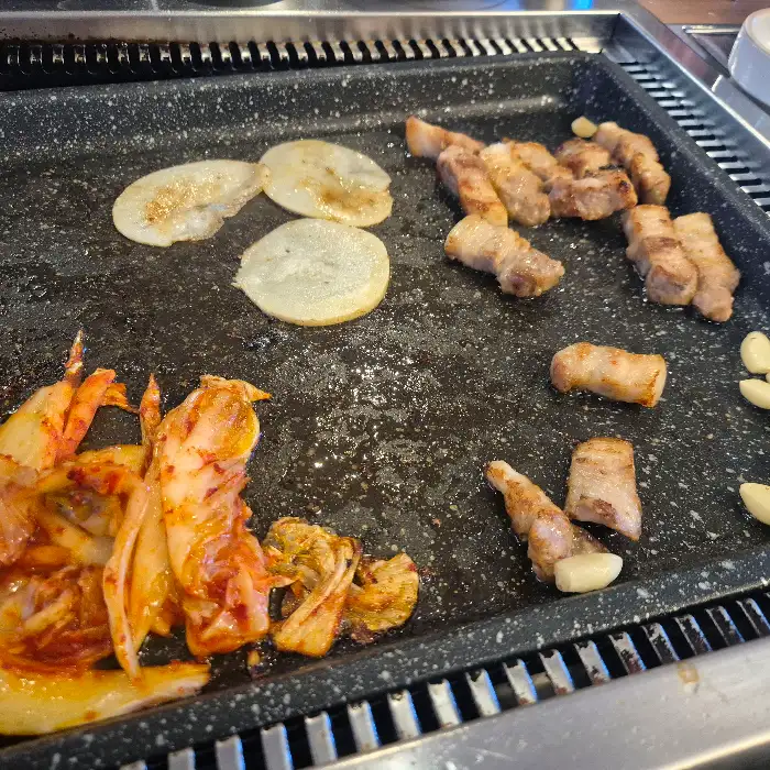 잘 익은 고기와 쌈채소