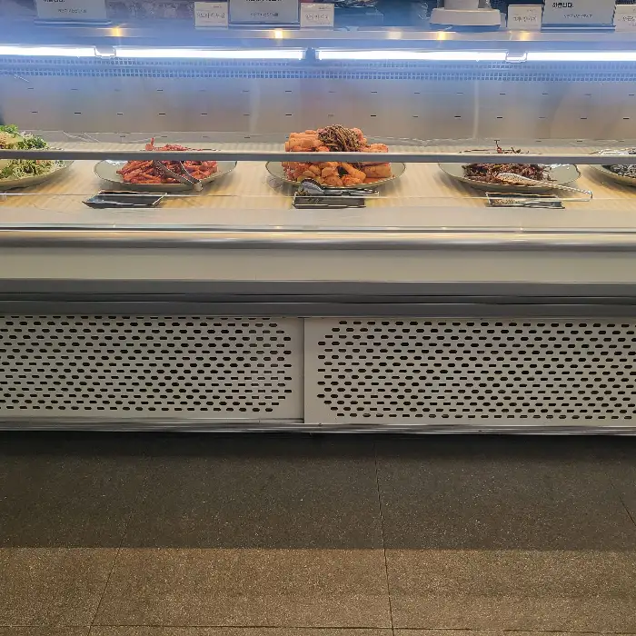 신선한 재료들이 진열된 셀프바