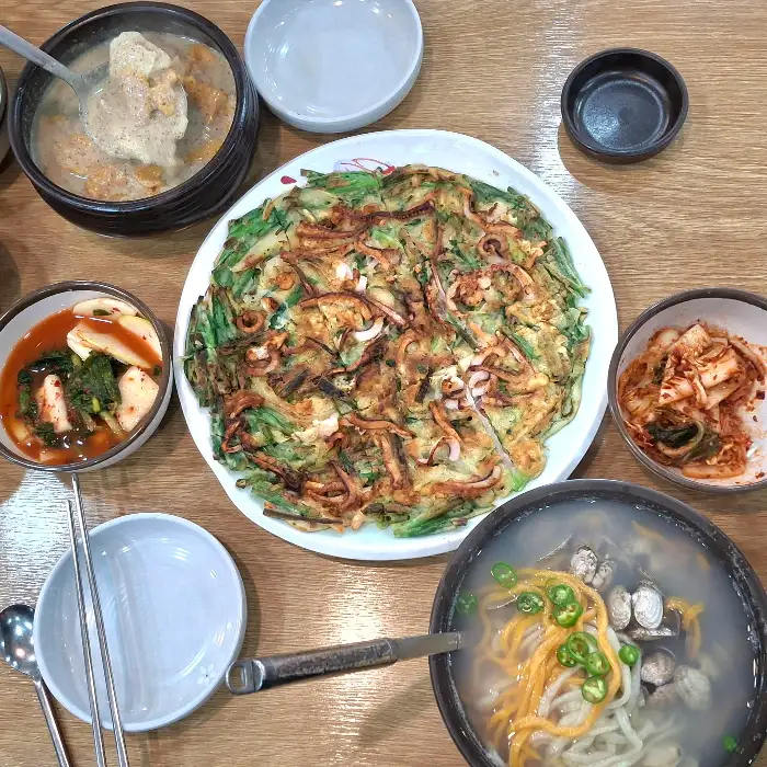 해물찜과 칼국수, 해물전이 함께 나온 상차림