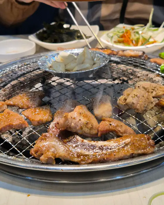 숯불 위 지글거리는 고기