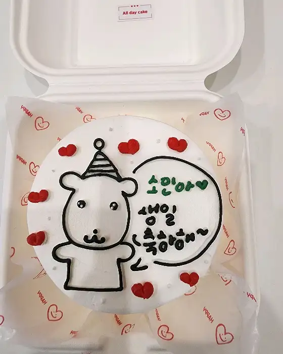 귀여운 곰돌이 캐릭터가 그려진 도시락 케이크