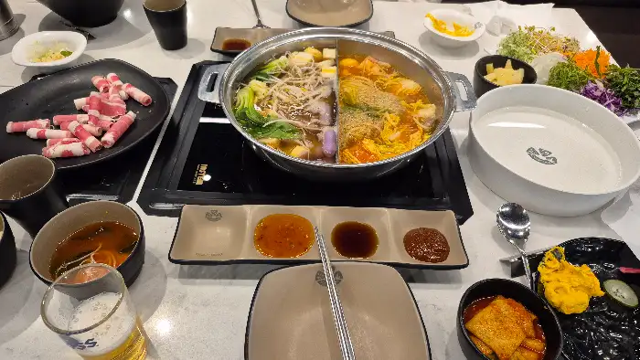 식사 테이블에 준비된 샤브샤브 재료와 냄비