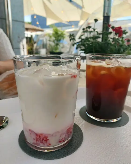 아이스 아메리카노와 빵