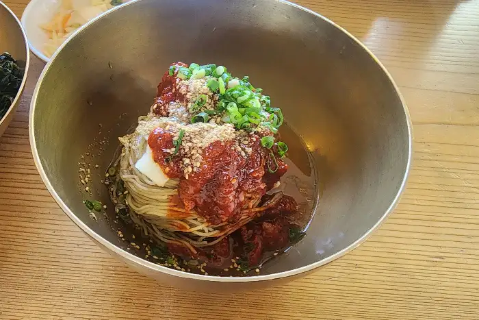 골동면 비비는 과정