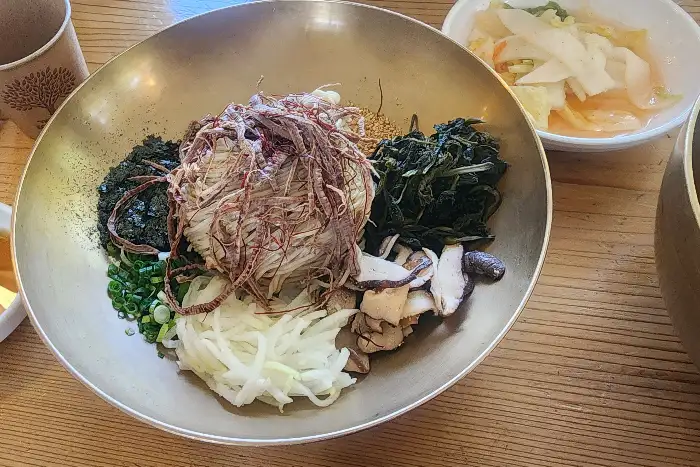 만두와 골동면 함께 나온 모습