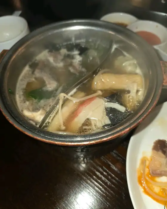 끓고 있는 훠궈 냄비