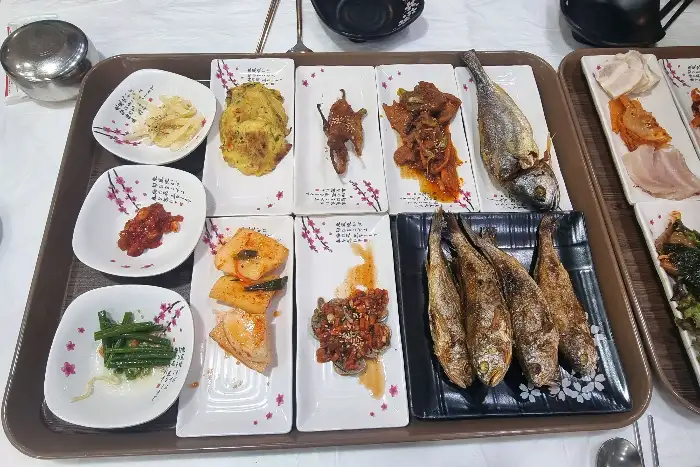 정갈하게 담긴 굴비와 반찬들