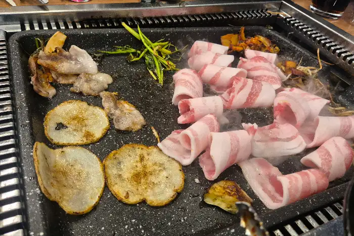 지글지글 익어가는 삼겹살