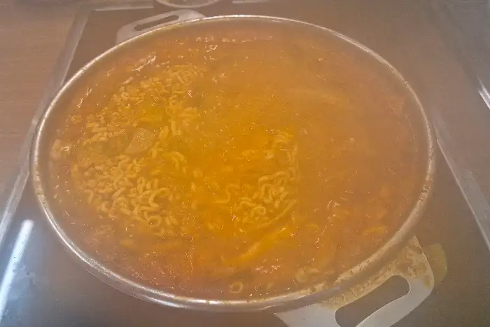 얼큰한 김치찌개에 라면 사리