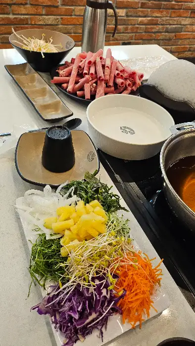 신선한 야채와 고기가 플레이팅된 모습