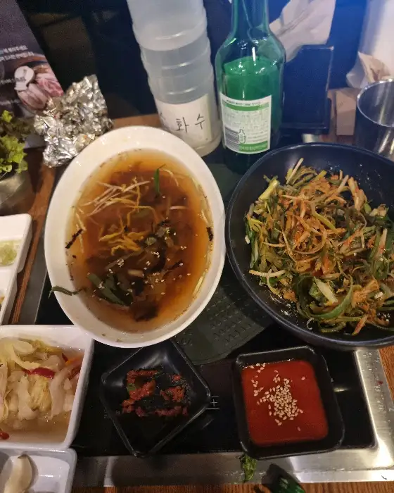 해물 된장찌개와 곁들임 찬들의 모습